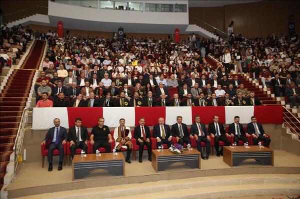 sirnak-universitesi-2025-2026-akademik-yili-acilis-programinda-akademik-basari-odulleri-sahiplerini-